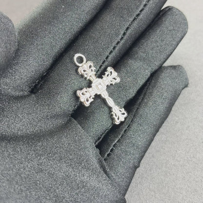 Zawieszka Baroque Cross Białe Złoto